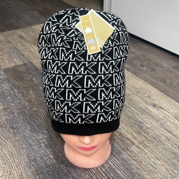 Michael Kors reversible hat - Picture 1 of 7